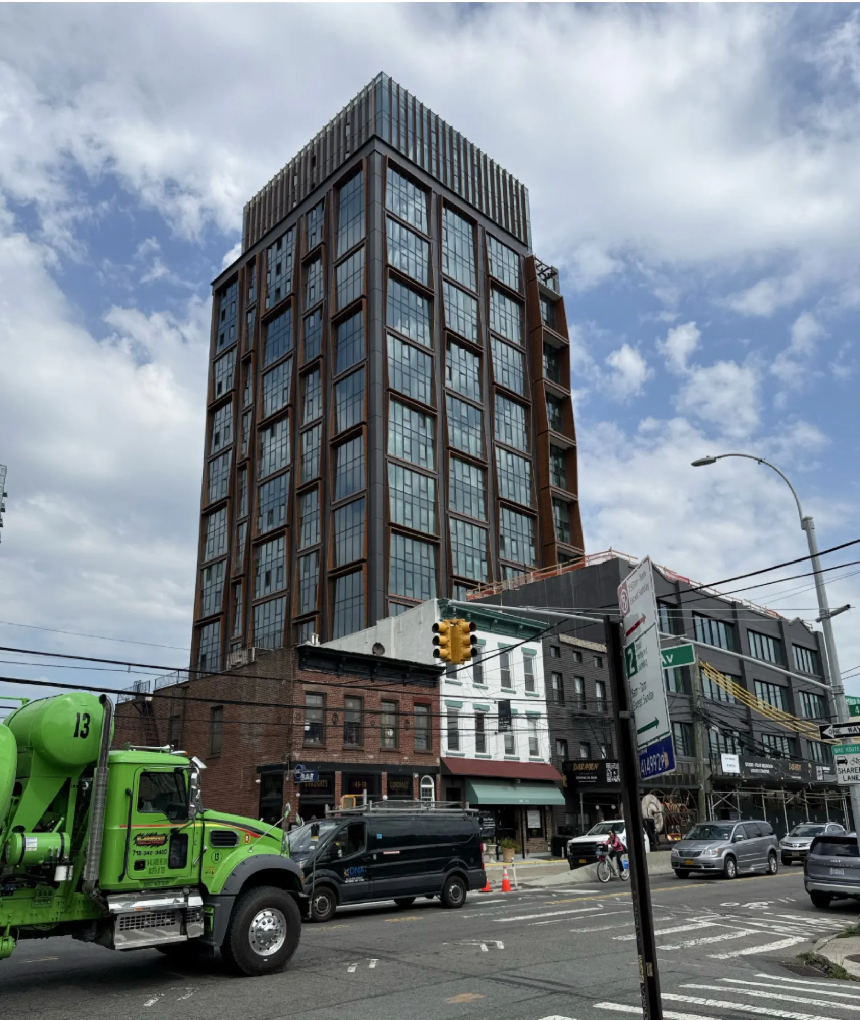 ARCFE Group 14 Union 项目当前外观实景,主体结构已完成,施工区域作业中。