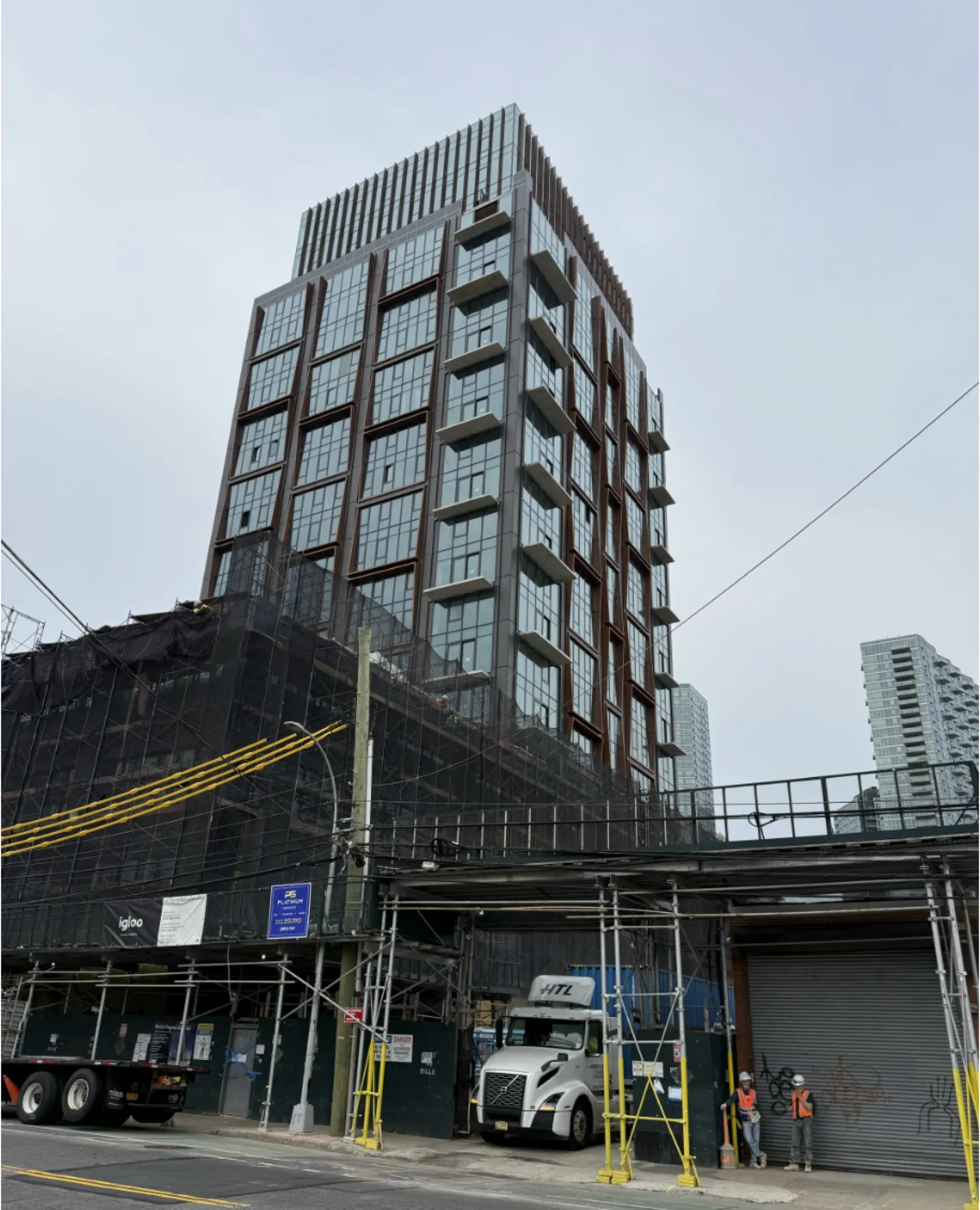 Group 18 Paragon 位于长岛市的楼体外观与外立面进度